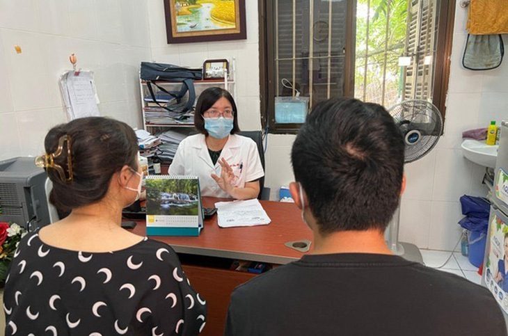 Khỏe "yêu" cũng là bệnh - Ảnh 1. Bác sĩ Viện Sức khỏe tâm thần, Bệnh viện Bạch Mai thăm khám cho bệnh nhân - Ảnh minh họa